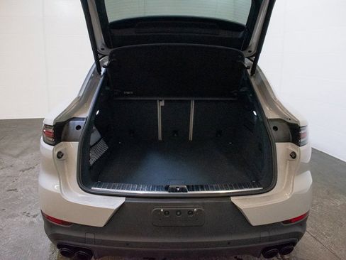 Certified 2023 Porsche Cayenne Platinum Edition image 11