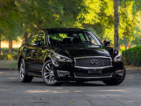 Used 2019 INFINITI Q70 Luxe RWD image 1