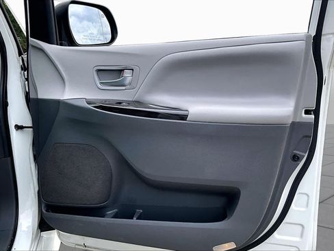Used 2020 Toyota Sienna XLE Premium FWD image 21