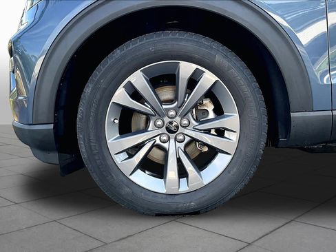 Used 2021 Ford Explorer XLT w/ Equipment Group 202A RWD image 11