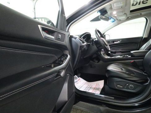 Used 2017 Ford Edge Titanium w/ Equipment Group 302A AWD/4WD image 9