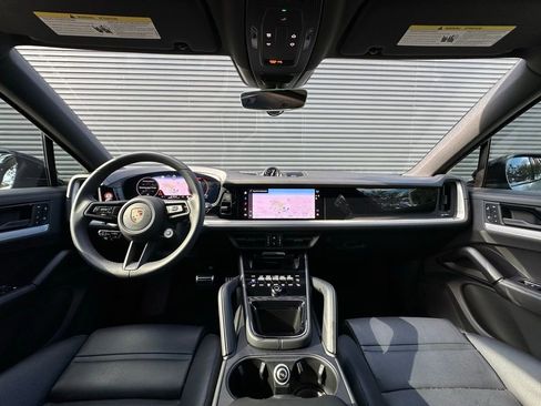 Used 2025 Porsche Cayenne S image 6