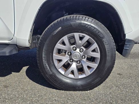 Certified 2016 Toyota Tacoma SR5 w/ SR5 Appearance Package (SN) image 9