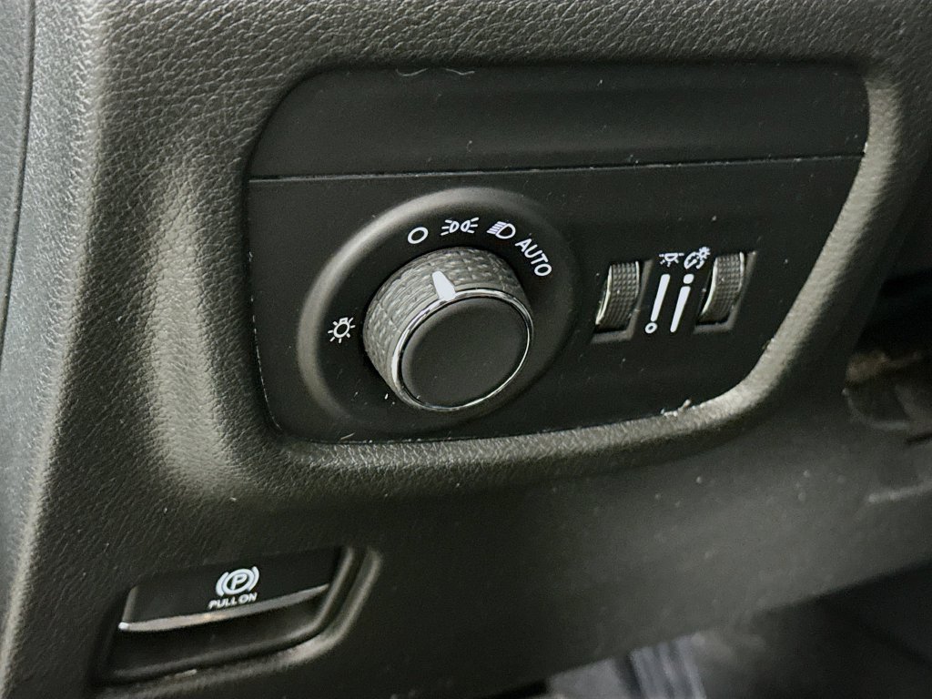 Used 2023 Jeep Grand Cherokee Laredo AWD/4WD image 17