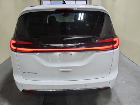 Used 2023 Chrysler Pacifica Touring-L image 4