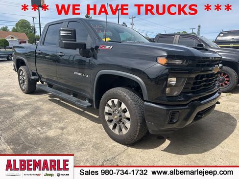 Used 2024 Chevrolet Silverado 2500 Custom w/ Custom Value Package image 3