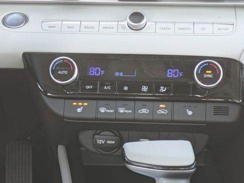Certified 2025 Hyundai Elantra Limited FWD image 22