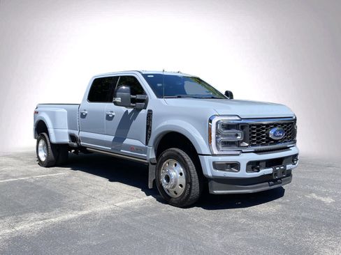 Used 2025 Ford F450 Platinum w/ FX4 Off-Road Package AWD/4WD image 2