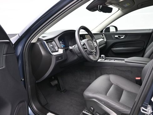 Used 2025 Volvo XC60 B5 Plus AWD/4WD image 9