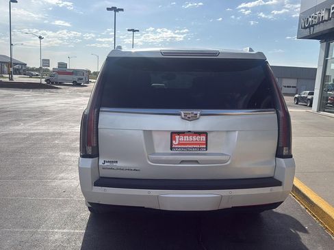 Used 2015 Cadillac Escalade Luxury AWD/4WD image 3