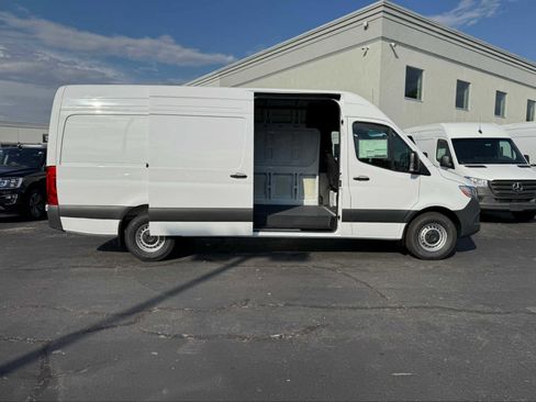 Used 2025 Mercedes-Benz Sprinter 2500 image 9