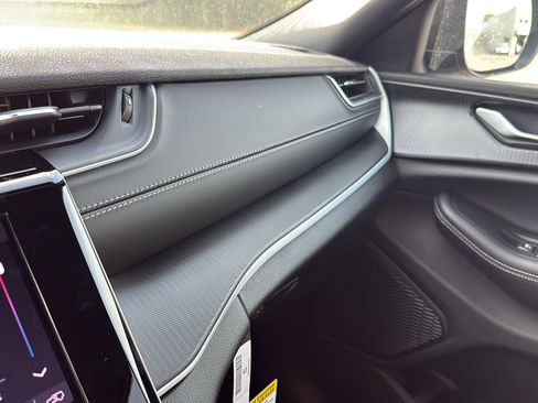 New 2025 Jeep Grand Cherokee Laredo X image 18