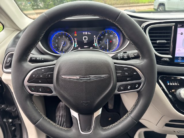 Used 2022 Chrysler Pacifica Touring-L FWD image 15