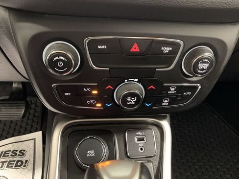 Used 2020 Jeep Compass Latitude w/ Cold Weather Group AWD/4WD image 16
