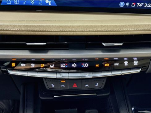 Used 2024 Cadillac XT4 Luxury w/ Cold Weather Package FWD image 18