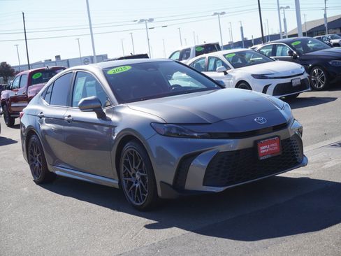 Used 2025 Toyota Camry SE w/ Convenience Package FWD image 1