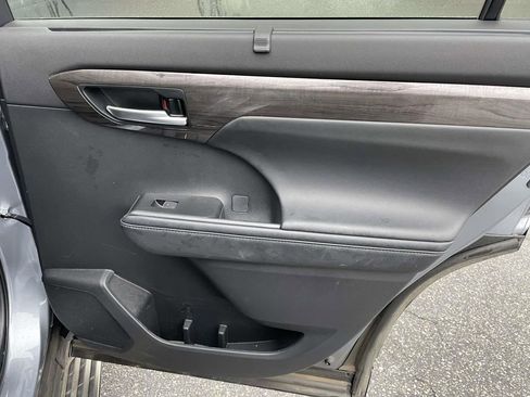 Used 2023 Toyota Highlander Platinum image 45