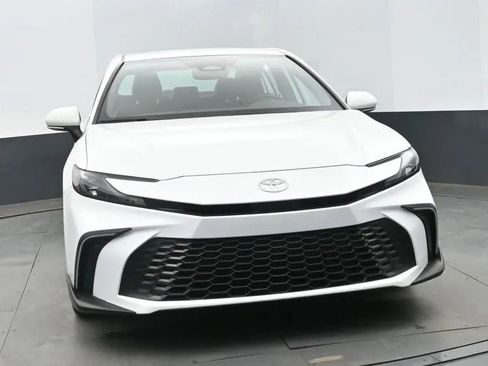 Used 2025 Toyota Camry SE FWD image 3