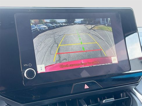 Used 2024 Toyota Venza LE image 13