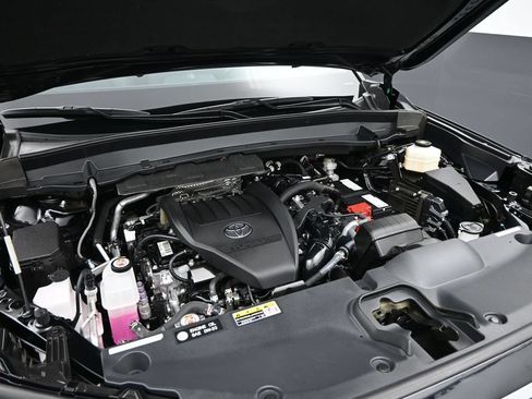 Used 2024 Toyota Grand Highlander AWD image 4