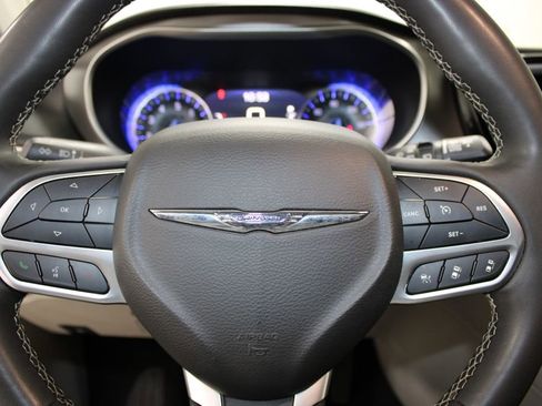 Used 2022 Chrysler Pacifica Touring-L FWD image 39