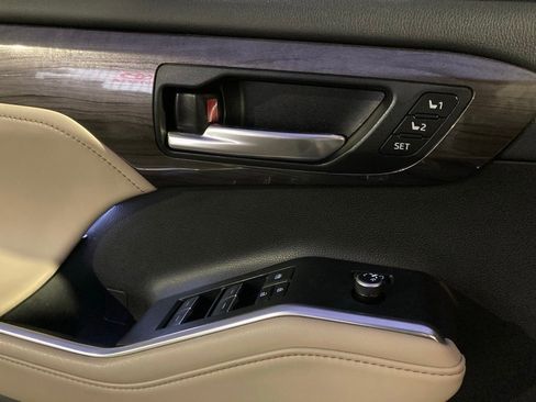 Used 2023 Toyota Highlander Limited image 14