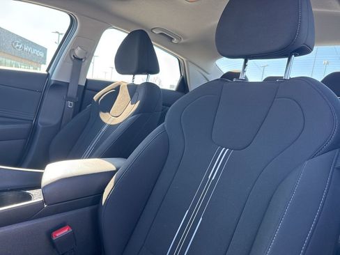 Used 2025 Hyundai Elantra SEL image 9