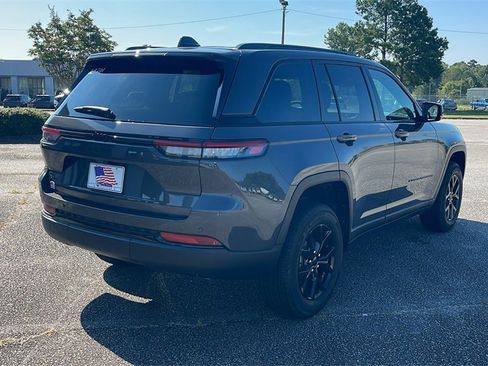 New 2025 Jeep Grand Cherokee Altitude image 8