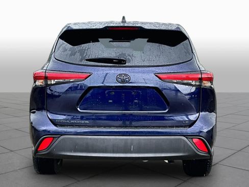 Used 2022 Toyota Highlander LE FWD image 5