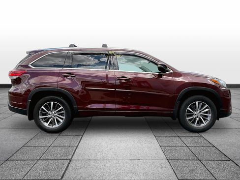 Used 2018 Toyota Highlander XLE AWD/4WD image 4