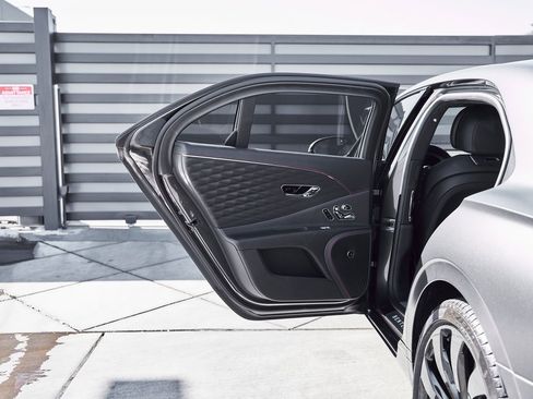 Used 2023 Bentley Flying Spur V8 image 27