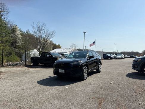 Used 2021 Toyota RAV4 LE w/ Carpet Mat Package (TMS) image 4