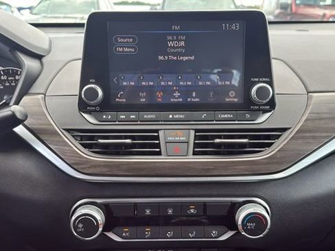 Used 2024 Nissan Altima 2.5 SV image 25