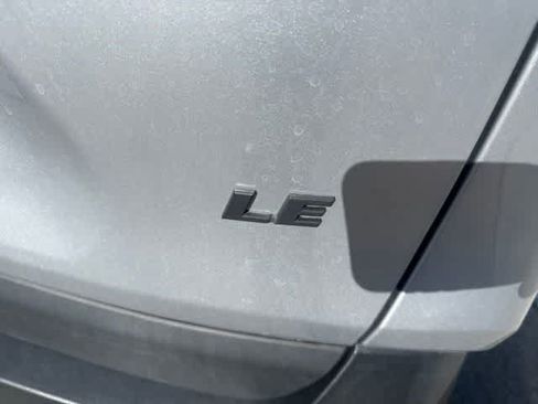 Used 2021 Toyota RAV4 LE FWD image 5