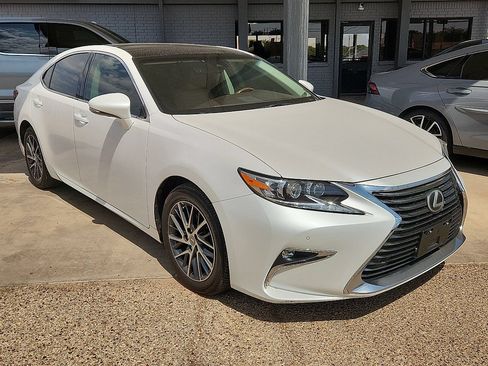 Used 2017 Lexus ES 350 w/ Luxury Package FWD image 4