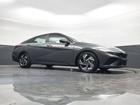 Used 2025 Hyundai Elantra Limited FWD image 30