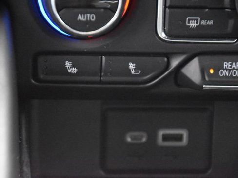 Used 2022 Chevrolet Suburban RST w/ Sport Performance Package image 39