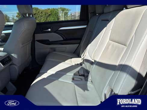 Used 2019 Toyota Highlander XLE AWD/4WD image 17