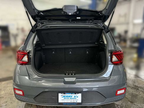 Used 2024 Hyundai Venue Limited image 19