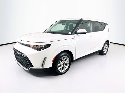 Used 2025 Kia Soul LX w/ LX Technology Package FWD image 3