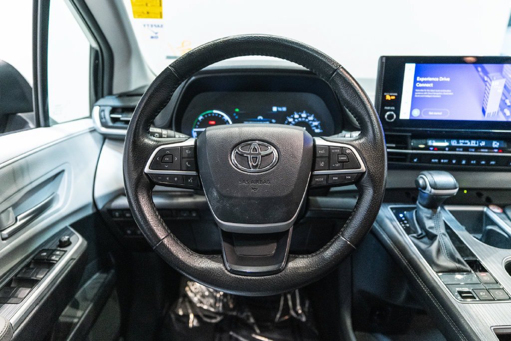Used 2025 Toyota Sienna XLE FWD image 15
