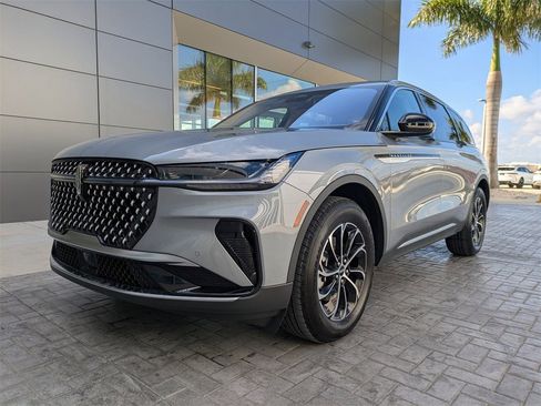 Certified 2025 Lincoln Nautilus Premier image 8