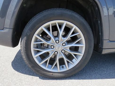 Used 2022 Jeep Grand Cherokee Summit w/ Luxury Tech Group V AWD/4WD image 9