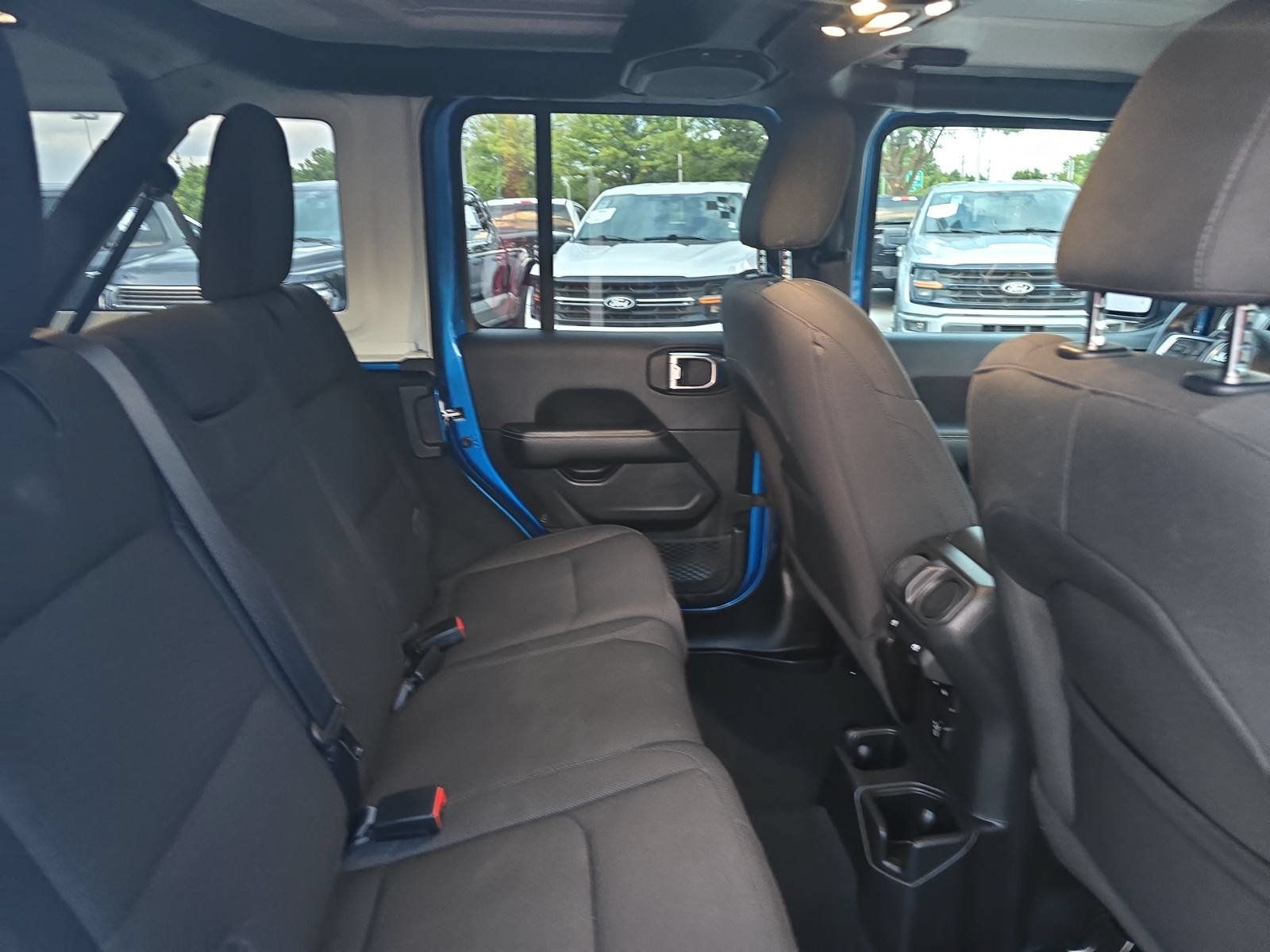 Used 2022 Jeep Wrangler Unlimited Sahara AWD/4WD image 12