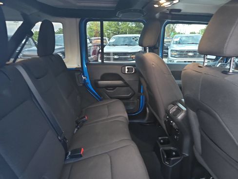 Used 2022 Jeep Wrangler Unlimited Sahara AWD/4WD image 12