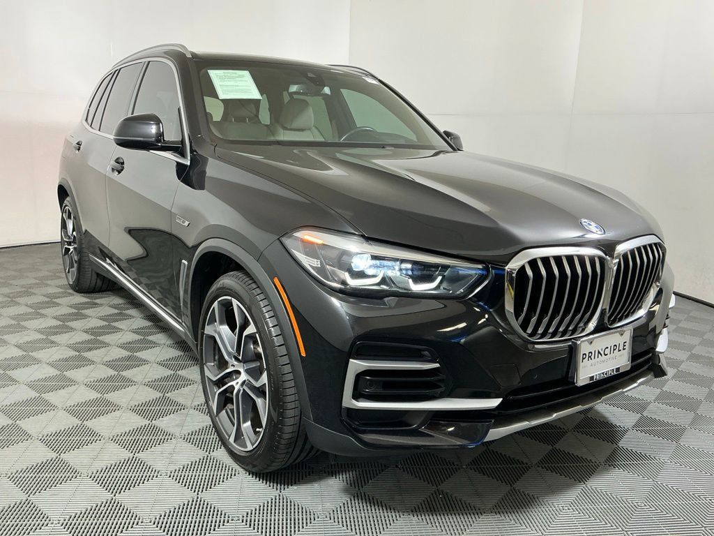 Used 2022 BMW X5 xDrive45e w/ Premium Package AWD/4WD image 4