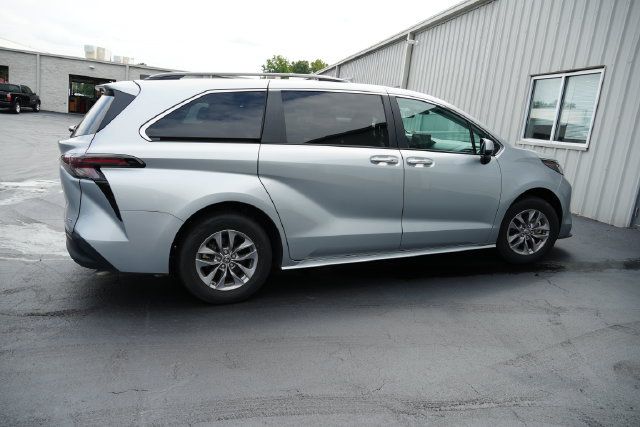 Used 2025 Toyota Sienna XLE FWD image 15