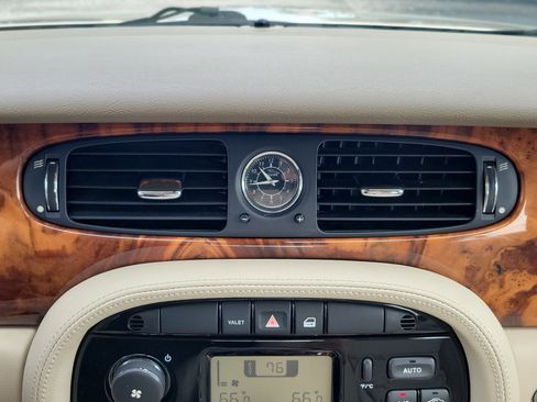 Used 2004 Jaguar XJ8 image 31