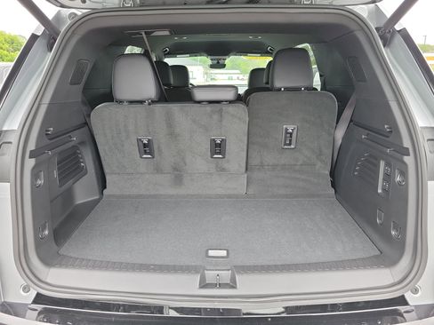 Used 2025 Chevrolet Traverse High Country FWD image 14