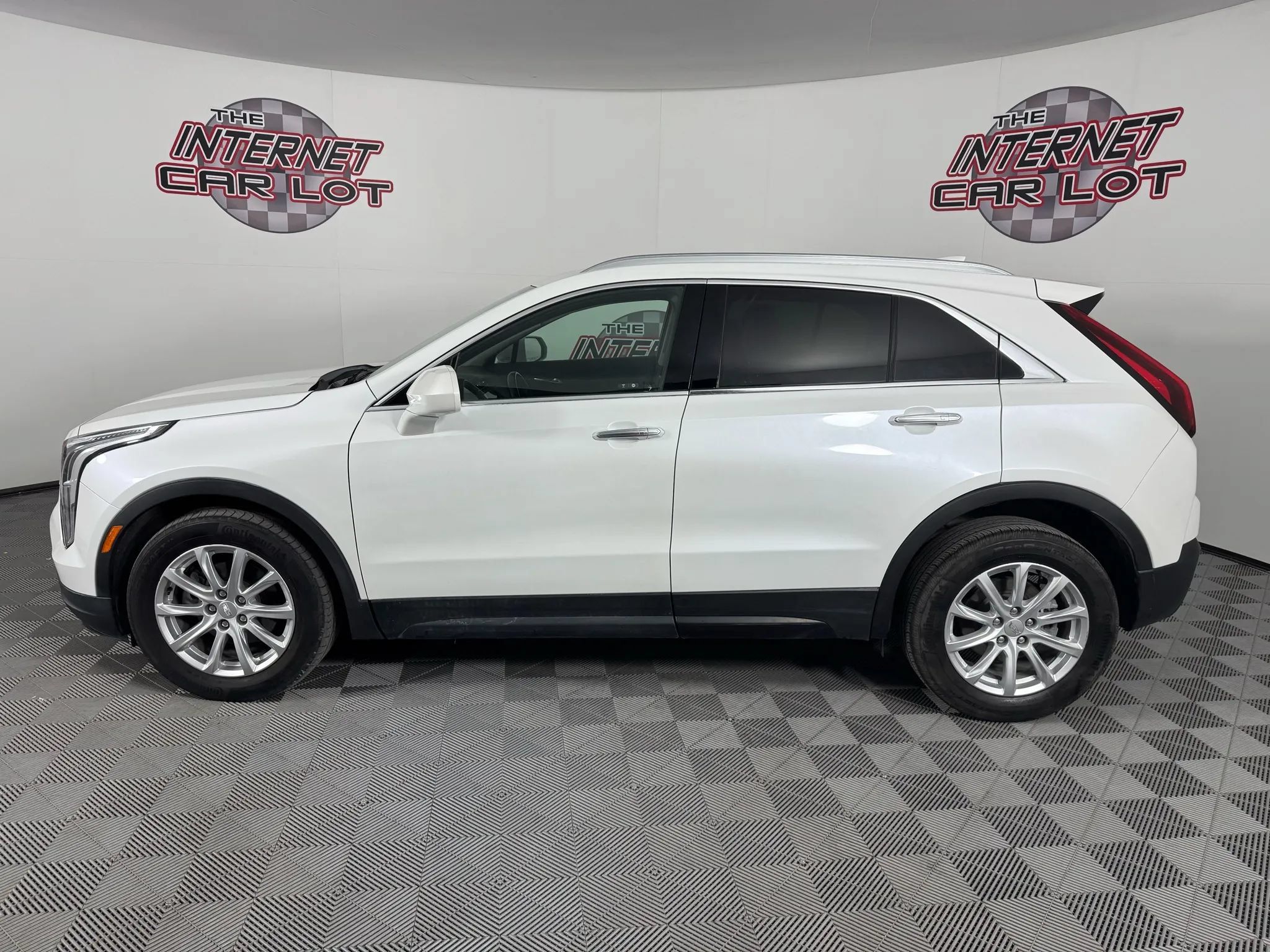 Used 2019 Cadillac XT4 Luxury w/ Cold Weather Package AWD/4WD image 4